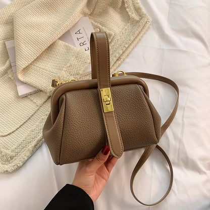 Shoulder Bag Is Fashionable And Stylish