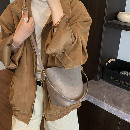 New Retro Simple Large Capacity High-grade Shoulder Messenger Bag